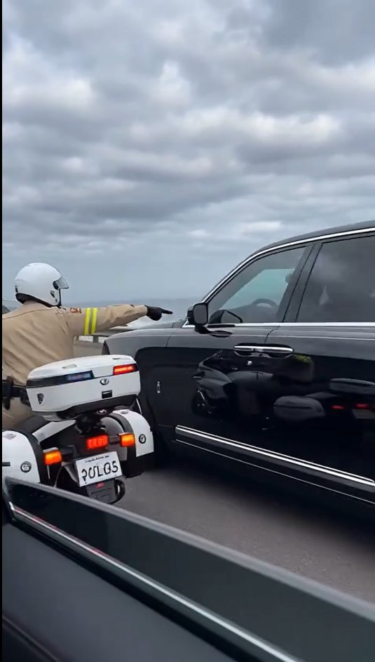 THE BLACK SUV SLOWED FOR THE COP—THEN SOMEONE IN THE BACK WINDOW DID SOMETHING TERRIFYING