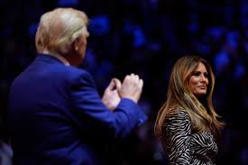 The Awkward Moment That Had Everyone Talking: Melania, Trump, and the Royal Contrast No One Could Ignore