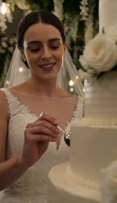 LA CAMARERA QUE DERRIBÓ EL PASTEL DE BODAS Y SALVÓ UNA VIDA