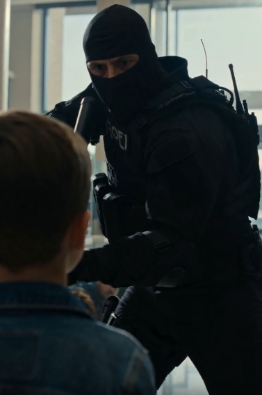 EL NIÑO QUE SE LEVANTÓ DURANTE UN ASALTO AL BANCO… Y RECONOCIÓ AL HOMBRE QUE HABÍA DESTRUIDO A SU FAMILIA