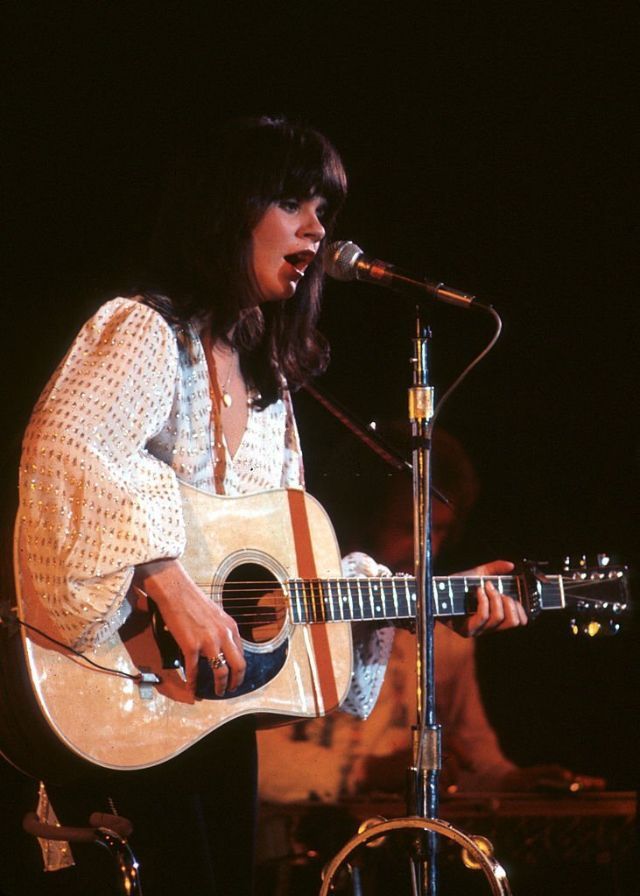 Linda Ronstadt’s “Blue Bayou” Redefined Pop-Country Crossovers and Cemented Her Legacy in 1977-2