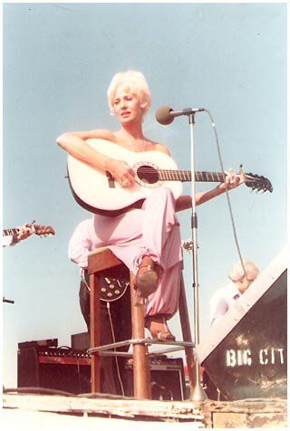 Tammy Wynette’s ‘Stand by Your Man’: A Cultural Icon of Country Music and Its Impact on Gender Roles