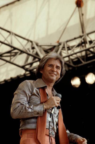 Released in 1960, this sweet love song made a young singer an international star almost overnight but in 2026, few people remember the timeless story behind the hit that captured an entire generation’s heart.