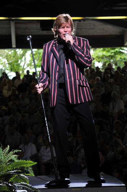 Herman’s Hermits Gave a Wonderfully Heartfelt Rendition of “There’s a Kind of Hush,” Filled with Timeless Nostalgia