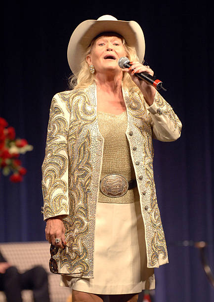 Lynn Anderson’s ‘(I Never Promised You a) Rose Garden’ Blossoms into a 1970 Cross-Genre Sensation