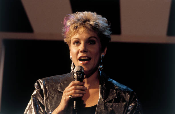 Anne Murray’s “Snowbird” Soars Across Borders, Redefining Pop-Country Crossover in 1970