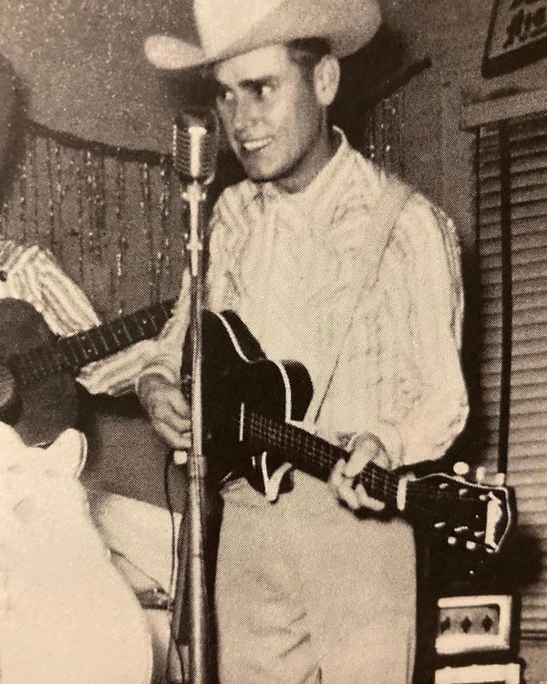 Released in 1980, This Heartbreaking Country Song Became More Than a Song—For Millions, It Became a Memory That Still Brings Tears