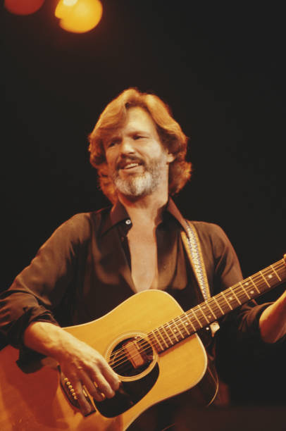 Kris Kristofferson’s “Help Me Make It Through the Night” Redefines Vulnerability in Country Music 1970