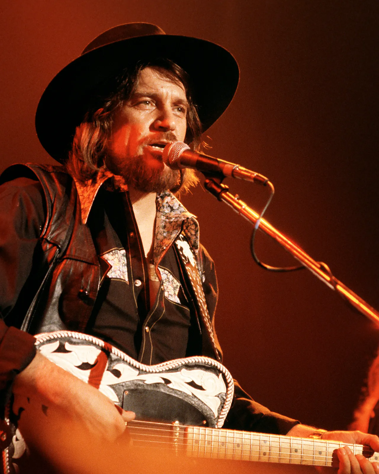 Waylon Jennings’ “Are You Sure Hank Done It This Way” Redefines Outlaw Country and Shakes Nashville in 1975
