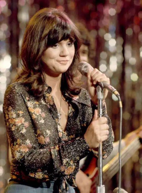 Linda Ronstadt’s “Blue Bayou” Redefined Pop-Country Crossovers and Cemented Her Legacy in 1977-2