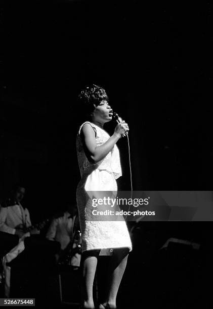 Little Eva’s “The Loco-Motion” Ignites Dance Craze and Tops Charts in 1962