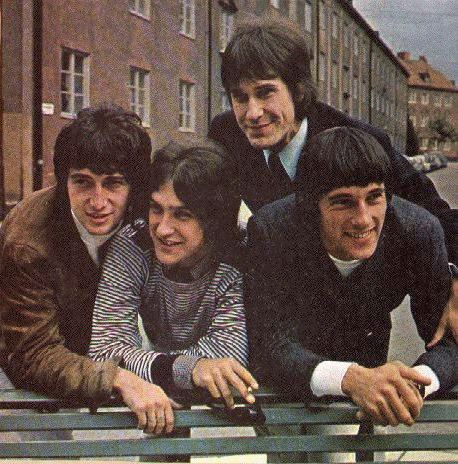 The Kinks’ ‘Sunny Afternoon’ Captures 1966’s Class Tensions and Transforms Pop with Bittersweet Irony