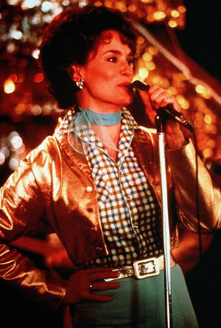 Patsy Cline’s ‘Walkin’ After Midnight’ Opens New Doors for Country-Pop Crossover in 1957