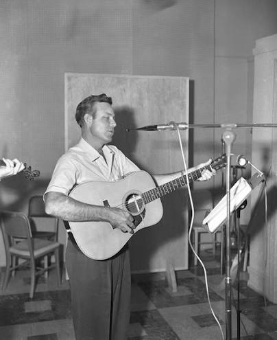 Jim Reeves’ “He’ll Have to Go” Redefined Country Music with Heartfelt Simplicity and Global Impact