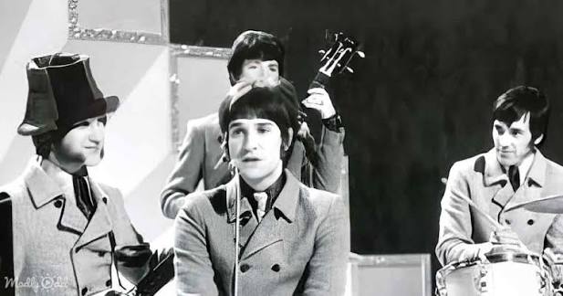 The Kinks’ ‘Sunny Afternoon’ Captures 1966’s Class Tensions and Transforms Pop with Bittersweet Irony