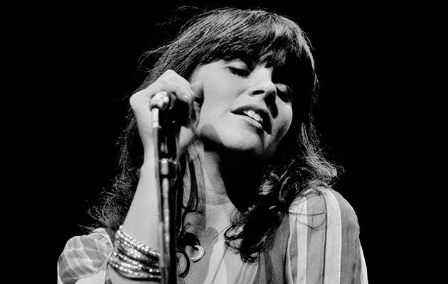 Linda Ronstadt’s “Blue Bayou” Redefined Pop-Country Crossovers and Cemented Her Legacy in 1977-2