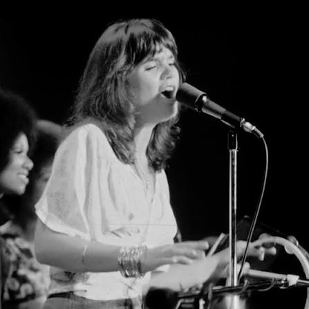 Linda Ronstadt’s “Blue Bayou” Redefined Pop-Country Crossovers and Cemented Her Legacy in 1977-2