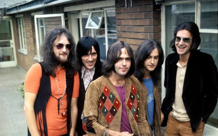 The Kinks’ ‘Sunny Afternoon’ Captures 1966’s Class Tensions and Transforms Pop with Bittersweet Irony