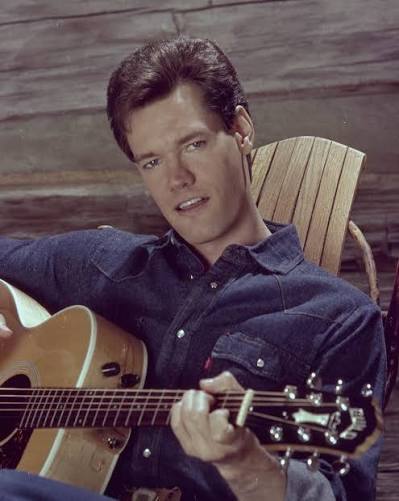 Randy Travis’s “Promises” Rekindles Heartache and Tradition in Late 1980s Country Music