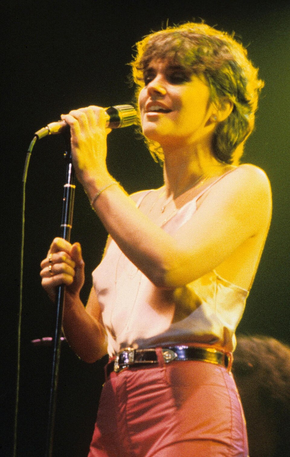 Linda Ronstadt’s “Blue Bayou” Redefined Pop-Country Crossovers and Cemented Her Legacy in 1977-2