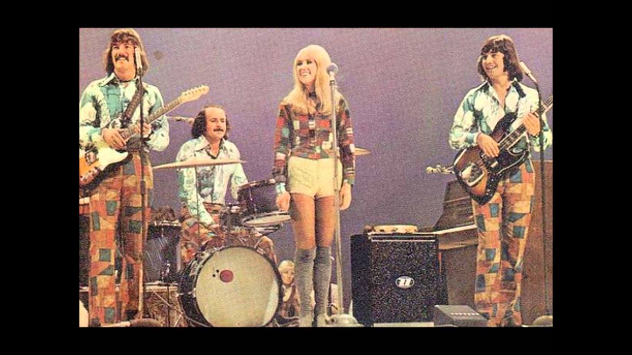 Released in 1971, this cheerful pop hit sounded bright and carefree on the surface… But hidden inside the lyrics was a surprisingly sad story most listeners never noticed.