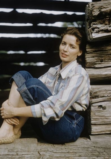 June Carter and “Ring of Fire”: The Love Song She Helped Write That Became a Johnny Cash Landmark