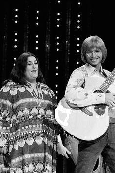 Prepare for Goosebumps as John Denver and Cass Elliot Deliver an Unforgettable Live Duet of “Leaving on a Jet Plane”