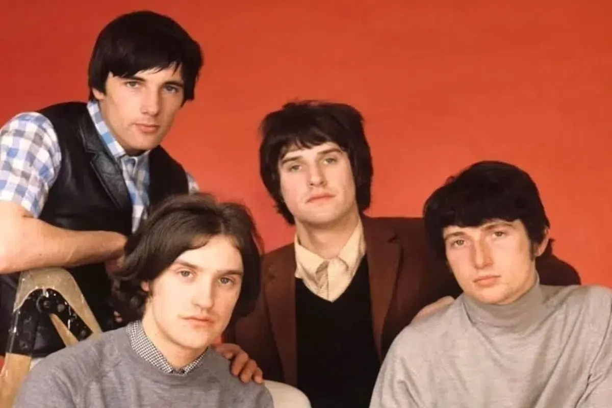 The Kinks’ “Sunny Afternoon”: The 1966 No. 1 That Wrapped Social Satire in a Summer Melody