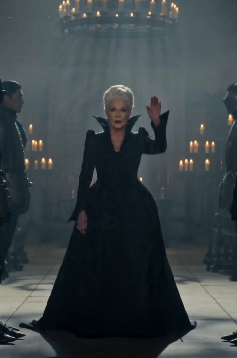 They Locked the Palace When They Saw Her Necklace
