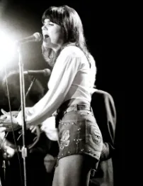 Before Linda Ronstadt Became a Superstar, One Monkee-Written Song Changed Everything