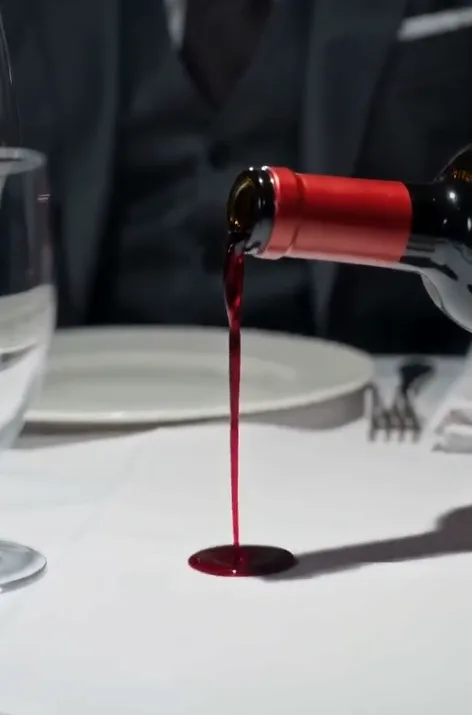 The Waitress Slipped the Mafia Boss a Napkin Note: "Your Fiancée Set You Up" — Five Minutes Later, Chicago Exploded into War