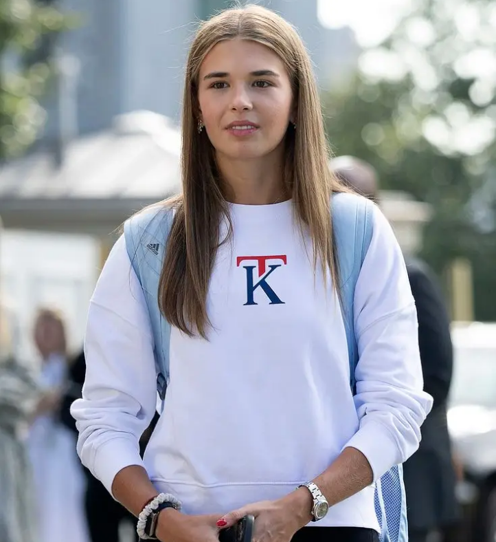 Trump’s Granddaughter Accidentally Reveals How Long He’s Had Hand Issues