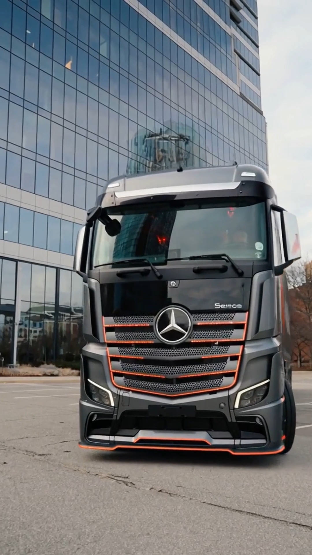 The Monolith of Tomorrow: Deconstructing the Design and Technology of the Modern Mercedes-Benz Super-Truck