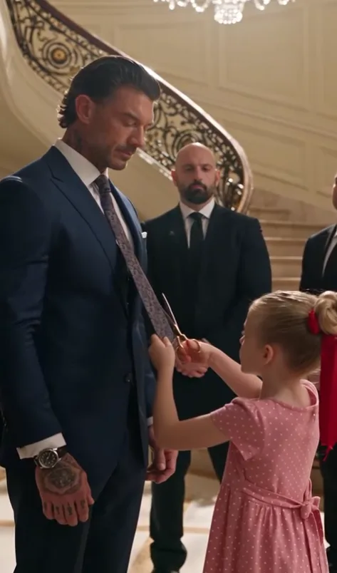 THE MAFIA BOSS'S FOUR ARMED GUARDS DREW THEIR GUNS ON A LITTLE GIRL, BUT WHEN SHE WHISPERED, "THERE'S A BUG," EVERYTHING CHANGED.