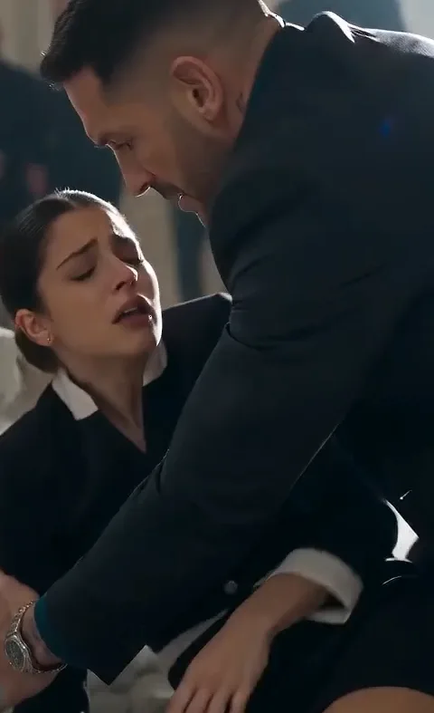 THE MAFIA BOSS SAW HIS INJURED MAID STRUGGLING TO HOLD UP A MASSIVE BRONZE MADONNA WHILE BLOOD SOAKED THROUGH BOTH HER LEGS
