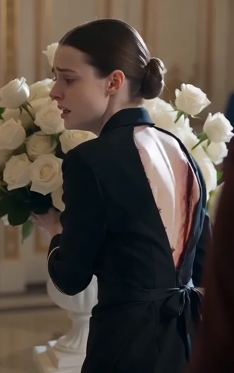 THE MAFIA BOSS SAW HIS INJURED MAID STRUGGLING TO CARRY A HEAVY FLOWER ARRANGEMENT WHILE BLOOD SOAKED THROUGH THE BACK OF HER TORN UNIFORM
