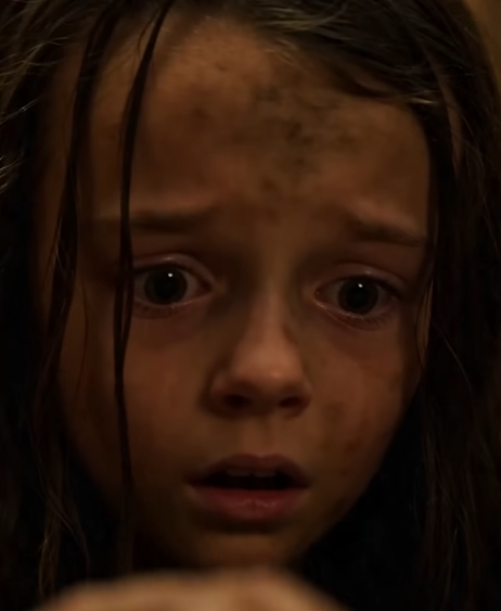 👑 The King Hadn’t Smiled in 8 Years… Until a Hungry Little Girl Walked Into the Royal Banquet Barefoot 💔