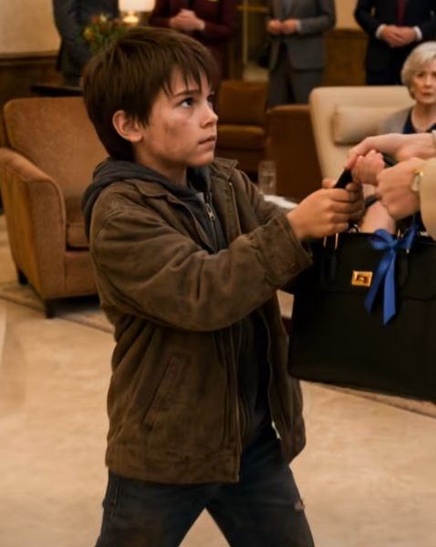 THE LITTLE GIRL CLUNG TO THE HOTEL HEIRESS’S DESIGNER BAG AND SAID, “IT’S NOT YOURS.” THEN A BIRTH BRACELET HIDDEN BENEATH THE LINING PROVED THE WOMAN CARRYING IT HAD BEEN STOLEN AS A BABY.
