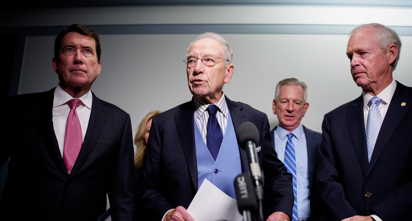 Popular GOP Senator Cruises to Victory in Tennessee Primary
