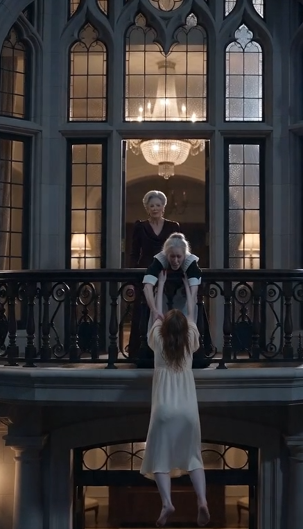 HER MOTHER-IN-LAW PUSHED THE PREGNANT WOMAN OFF THE BALCONY… BUT THE OLD MAID REFUSED TO LET HER DIE