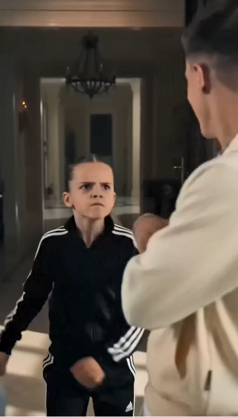 Historia completa : Todos Se Burlaron de la Empleada… Hasta Que una Niña Les Enseñó Respeto