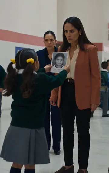 DESPIDIERON AL CONSERJE POR ABRIR UN ARCHIVO PROHIBIDO… HASTA QUE UNA NIÑA SEÑALÓ UNA FOTO Y DIJO: «ESA ES MI MAMÁ»