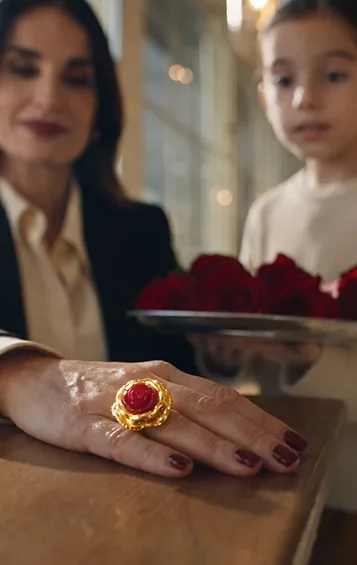 UNA NIÑA LE OFRECIÓ UNA ROSA EN UN RESTAURANTE DE MADRID… Y AL VER SU ANILLO PREGUNTÓ: «¿EL TUYO TAMBIÉN DICE ROSEWOOD?»