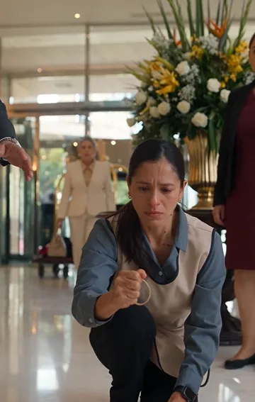 LA LIMPIADORA A LA QUE HUMILLARON DELANTE DE TODO EL HOTEL… HASTA QUE EL DUEÑO VIO SU FECHA DE NACIMIENTO Y MANDÓ CERRAR LAS PUERTAS