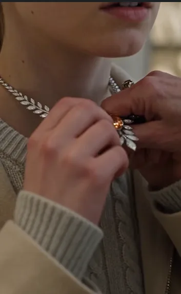 # LE ARRANCÓ EL COLLAR DEL CUELLO Y LA LLAMÓ LADＲONA DELANTE DE TODA LA JOYERÍA… HASTA QUE EL DUEÑO DIJO: «SEÑORA HALE, ESA JOYA LA HIZO SU PADRE PARA LA HERMANA QUE NUNCA LE DIJERON QUE TENÍA»