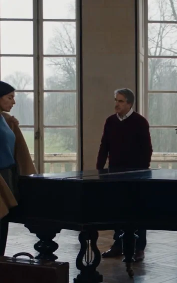 LE FILS FAVORI CROYAIT HÉRITER DU CHÂTEAU… JUSQU’À CE QUE LE PIANO RÉVÈLE LE NOM D’UNE FILLE QUE LA FAMILLE AVAIT EFFACÉE
