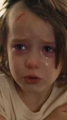 LE PÈRE EST RENTRÉ ET A TROUVÉ SA FILLE EN LARMES, LES CHEVEUX AU SOL… PUIS UN ENREGISTREMENT A RÉVÉLÉ QU’ELLE AVAIT SUPPLIÉ SA TANTE D’ARRÊTER