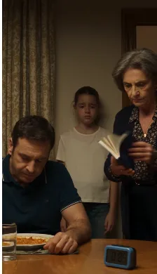 LA NIÑA TENÍA PROHIBIDO SENTARSE A CENAR CADA VEZ QUE «HACÍA SUFRIR» A SU PADRE… HASTA QUE SU ABUELA LEYÓ EN SU CUADERNO: «TODAVÍA LE DEBO LA VIDA DE MAMÁ»