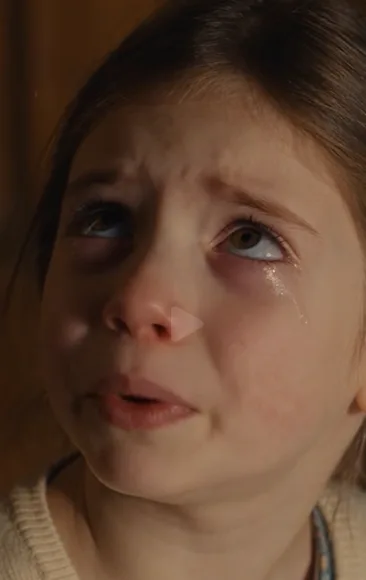 IL A TROUVÉ SA FILLE À GENOUX POUR UN VOL QU’ELLE N’AVAIT PAS COMMIS — PUIS UN AUTRE ENFANT A SORTI LA PREUVE