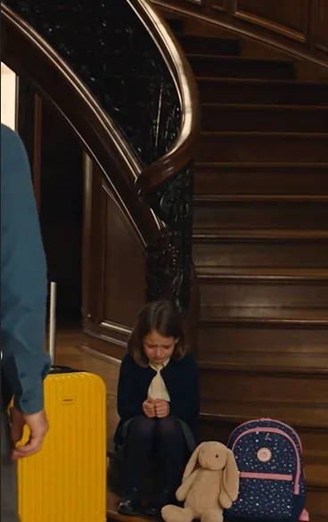 IL EST RENTRÉ ET A TROUVÉ SA FILLE AVEC UNE VALISE DEVANT SA CHAMBRE — PUIS SON COUSIN LUI A FAIT ÉCOUTER CE QU’ON LUI AVAIT DIT